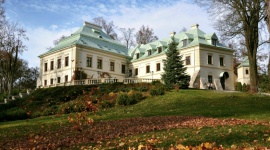 Zakończył się remont Pałacu Odrowążów w Chlewiskach BIZNES, Nieruchomości - Nowe pokoje, nowe wyposażenie i nowa elewacja. Po pożarze, który zniszczył dużą część prawego skrzydła, Pałac Odrowążów w niespełna rok przeszedł gruntowny remont i już od początku listopada lśni, zachęcając do odwiedzin.