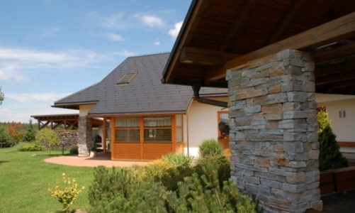 Jak wybrać odpowiednie pokrycie dachowe przy budowie domu?