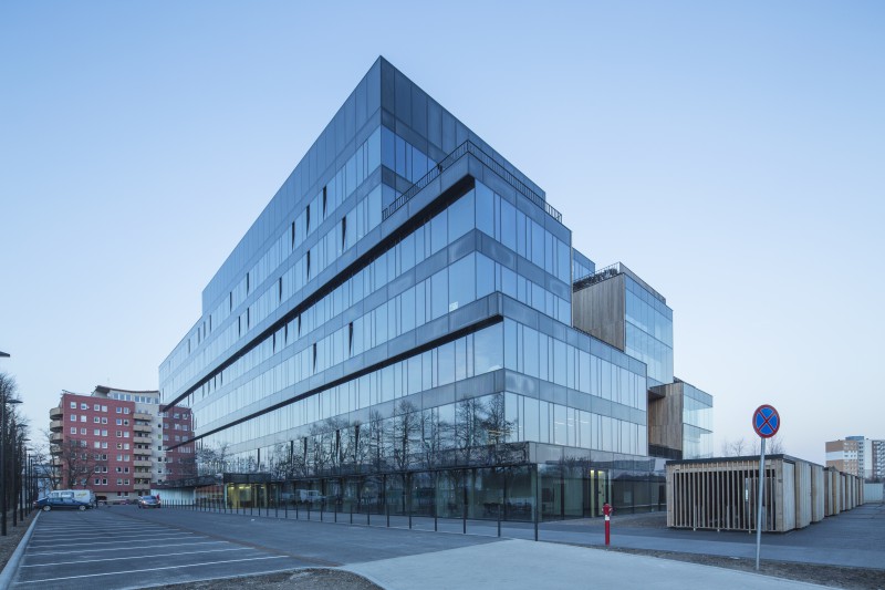 Nowoczesne biurowce przyjazne środowisku – szkło SunGuard® firmy Guardian w Pixel Allegro w Poznaniu , guarduan, szkło, biurowce - Projektowanie obiektów przyjaznych środowisku to jeden z najpopularniejszych trendów architektonicznych ostatnich lat. Takie podejście przejawia się między innymi poprzez lokowanie budynków w otoczeniu zieleni, świadomy wybór najlepszej jakości materiałów, a także kształtowanie ich bryły w taki sposób, by maksymalnie wykorzystać naturalne źródła energii. Przykładem budynku, który stanowi doskonałe ucieleśnienie ekologicznych standardów jest poznański biurowiec Pixel Allegro. Na jego przeszklonej fasadzie wykorzystane zostało szkło SunGuard® SN 62/34 firmy Guardian.