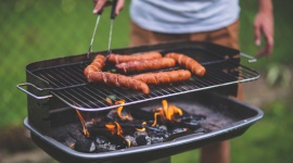 Jak czyścić i konserwować różne typy grilla? LIFESTYLE, Dom - Sezon na wielkie grillowanie w pełni. Grill znajdziemy prawie w każdym polskim ogródku, gdzie jest obowiązkowym elementem wyposażenia.