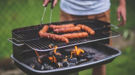 Jak czyścić i konserwować różne typy grilla? LIFESTYLE, Dom - Sezon na wielkie grillowanie w pełni. Grill znajdziemy prawie w każdym polskim ogródku, gdzie jest obowiązkowym elementem wyposażenia.