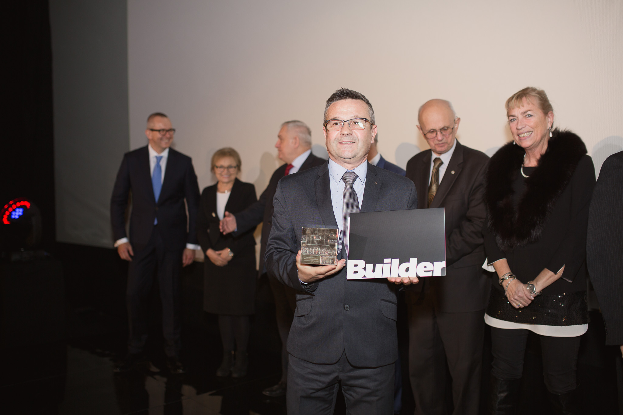 Den Braven z nagrodą TOPBuilder 2017 dla Akrylu Natychmiast Malowalnego , topbuilder, akryl, den braven, nagroda, statuetka - Den Braven, producent wysokojakościowej chemii budowlanej, już po raz kolejny udowodnił, że produkty, które oferuje stanowią innowacyjne rozwiązania, doceniane zarówno przez użytkowników, jak i specjalistów z branży. Dzięki rewolucyjnemu Akrylowi Natychmiast Malowalnemu, Den Braven ponownie znalazł się w gronie firm nagrodzonych prestiżową statuetką TOPBuilder.