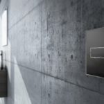 Czarny detal w łazience – 4 propozycje przycisków spłukujących