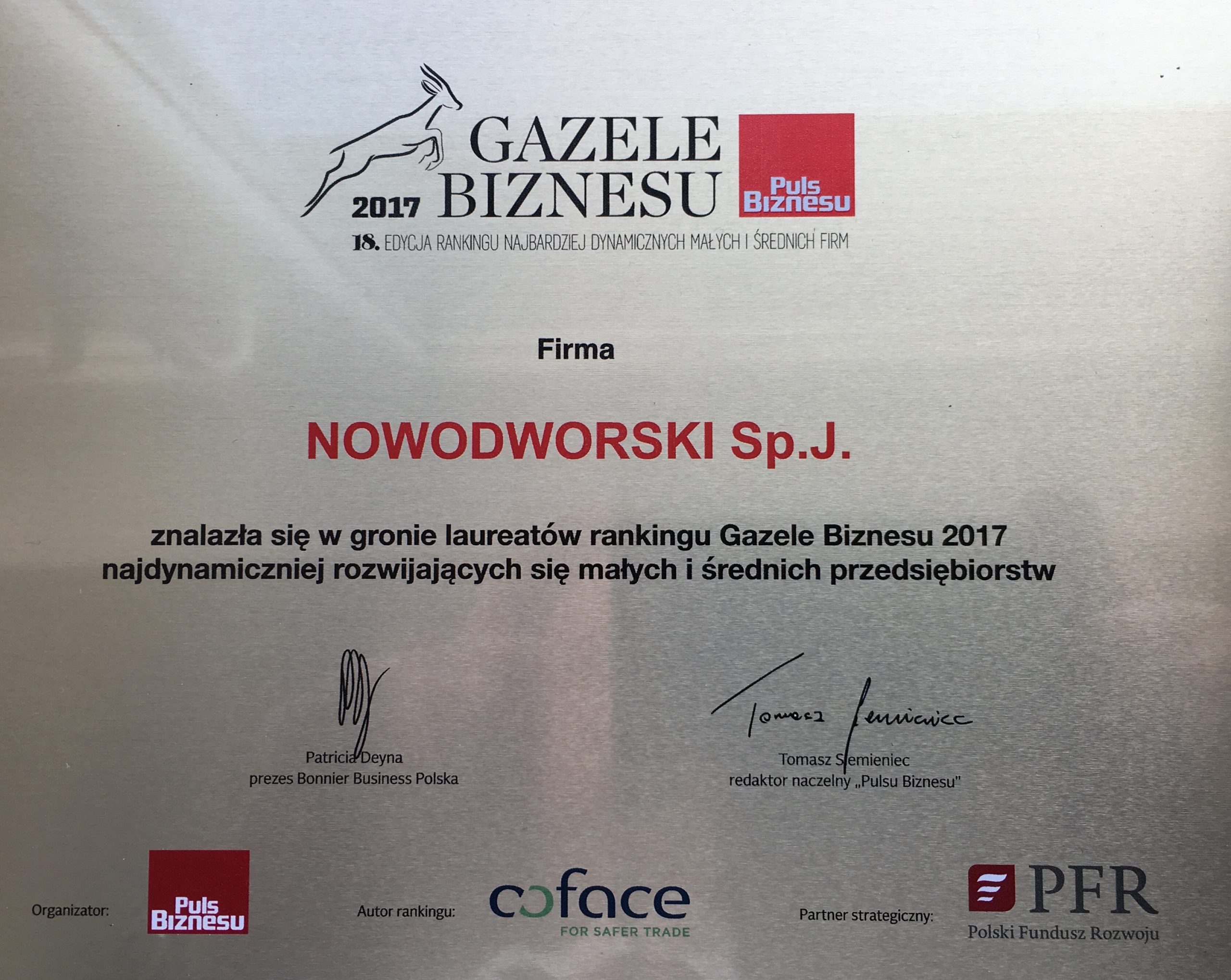 Nowodworski Sp. j. z tytułem Gazeli Biznesu 2017 , Nowodvorski - Firma Nowodworski Sp. j, producent dekoracyjnych opraw oświetleniowych, po raz kolejny udowodniła, że znajduje się w czołówce najdynamiczniej rozwijających się przedsiębiorstw w Polsce. Spółka znalazła się właśnie w gronie laureatów 18 edycji rankingu Gazele Biznesu 2017, organizowanego przez Puls Biznesu.