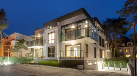 Verano Residence gotowe BIZNES, Nieruchomości - Dekpol zakończył realizację budowy luksusowych apartamentów w Juracie przy ul. Mestwina. Inwestycja powstała z myślą o osobach poszukujących atrakcyjnej nieruchomości pod wynajem. Luksusowe apartamenty są wyposażone m.in. w inteligentny system sterowania FIBARO.