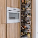 Jak zorganizować wygodną strefę przechowywania zapasów w kuchni?