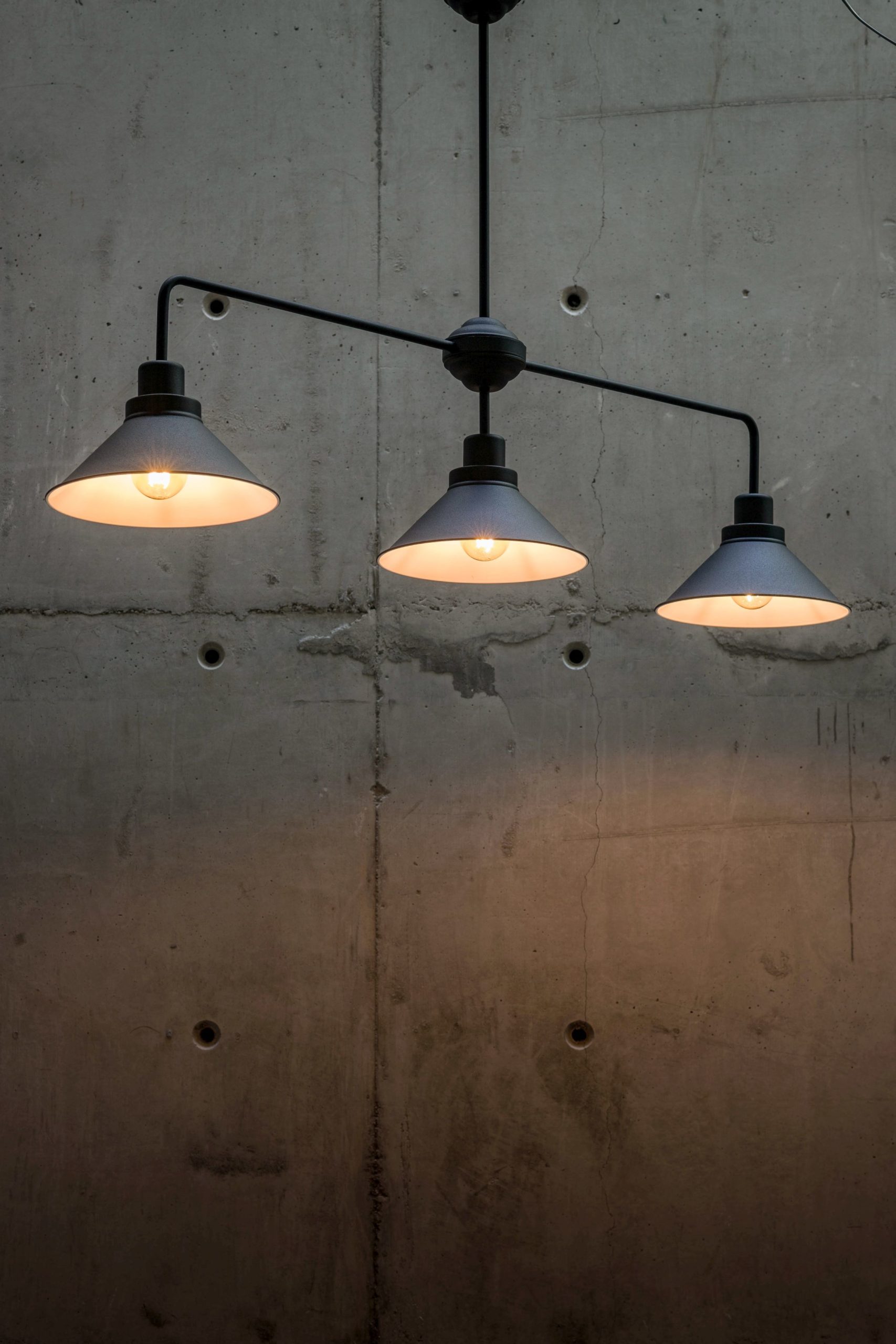 Nowość! Kolekcja CRAFT marki Nowodvorski Lighting – oszczędna forma w designerskim wydaniu , Nowodvorski - Nowoczesne wzornictwo często czerpie ze znanych już motywów, delikatnie je modyfikując lub uzupełniając o współczesne elementy. Przykładem może być najnowsza kolekcja CRAFT marki Nowodvorski Lighting. Atrakcyjne, inspirowane industrializmem oprawy nawiązują swoim wyglądem do lamp przemysłowych, doskonale wpisując się we wnętrza loftowe oraz urządzone w stylu minimalistycznym.