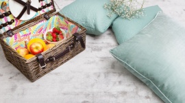 Elegancka szarość w miękkim wydaniu – dywan Manhattan Silver z oferty firmy ARTE LIFESTYLE, Dom - Są takie dywany, które ze względu na kolor i skład runa pasują do większości pomieszczeń. Nie przytłaczają przestrzeni, a wręcz przeciwnie – dodają jej uroku i wydobywają z niej „to coś”. Są również takie, które zachwycają jakością i precyzją wykonania.