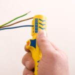Jak prawidłowo ściągnąć izolację z kabla