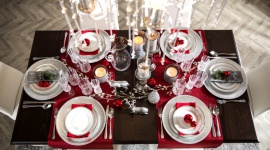 Elegancki stół wigilijny – spędź święta w stylu glamour LIFESTYLE, Dom - Aby nadać wigilijnej kolacji wyjątkowej elegancji i sprawić, że goście poczują dostojny, świąteczny klimat spotkania, udekoruj swój stół w stylu glamour.