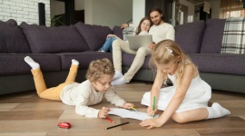 Komfort, bezpieczeństwo, oszczędności – co jeszcze zyskasz ze smart home? LIFESTYLE, Dom - Inteligentne systemy są już na tyle zaawansowane technologicznie, że nie tylko generują oszczędności, ale też posiadają zdolność uczenia się i samodzielnie regulują pracę wszystkich instalacji. Dopasowują się do domowników, zapewniając komfort i bezpieczeństwo.