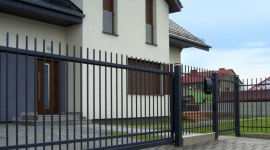 Klasyka na każdą posesję - Nowoczesne Ogrodzenie Frontowe Agat LIFESTYLE, Dom - Proste, klasyczne rozwiązania nie wychodzą z mody. Ogrodzenie z metalowych, pionowych profili o regularnym układzie jest często wybieraną opcją. Nic więc dziwnego, że wśród modeli oferowanych przez Plast-Met Systemy Ogrodzeniowe dużą popularnością cieszy się Agat.
