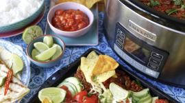 Crock-Pot – nowe wolnowary, wielkie możliwości LIFESTYLE, Dom - Crock-Pot poszerzyła swoją ofertę o dwa nowe modele wolnowarów. Urządzenia o pojemnościach 5,6l oraz 7,5l łamią rutynę w gotowaniu umożliwiając przygotowanie smacznych, wartościowych posiłków dla większej liczby osób bez wysiłku.
