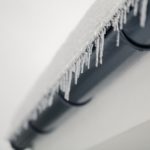 Kable, płotki i sitka – czyli jak dbać o drożność rynien